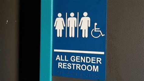 El gobernador de California firma una ley que exige baños neutros en cuanto al género en las escuelas para 2026